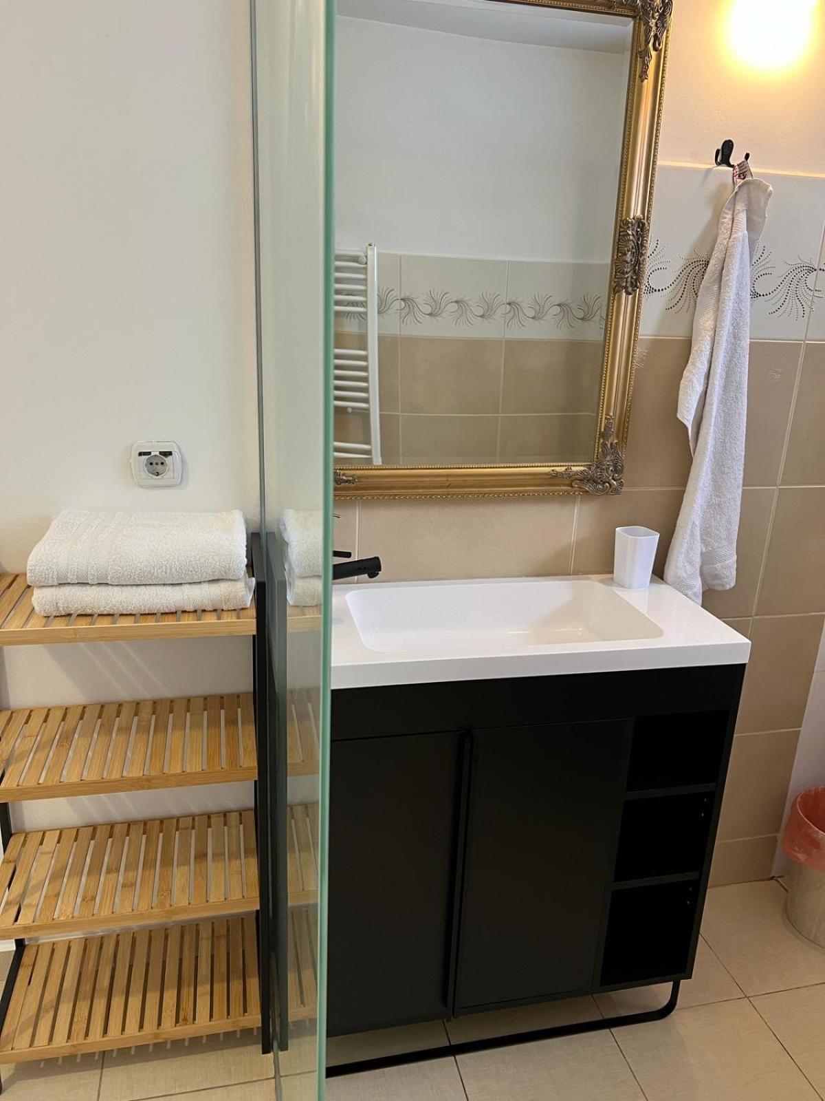 Vila Mik Guesthouse Sacele Bagian luar foto