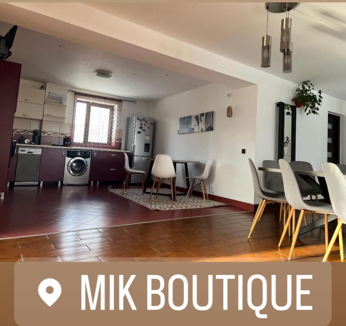 Vila Mik Guesthouse Sacele Bagian luar foto